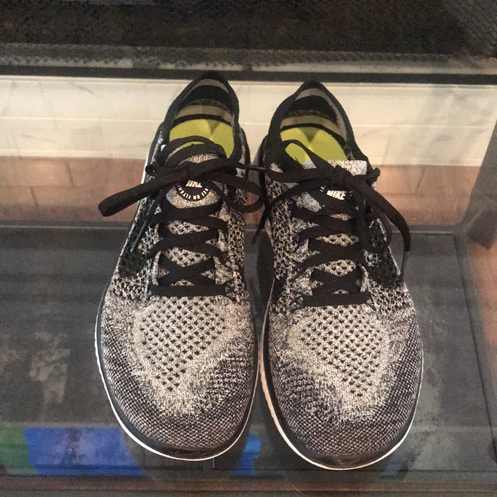 nike free running shoes. size 7. EUC